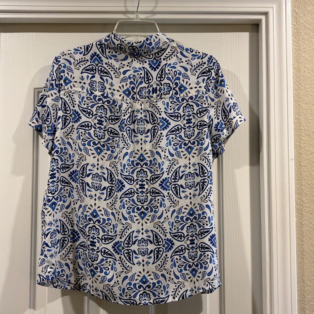 Croft and Barrow Blue & White Short Sleeve Button-Up top size MP like new